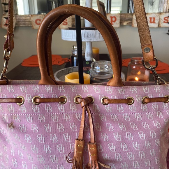 Dooney & Bourke Signature Logo Purse (Pink) w/Gold Haddware & Shoulder Strap. - Picture 2 of 12